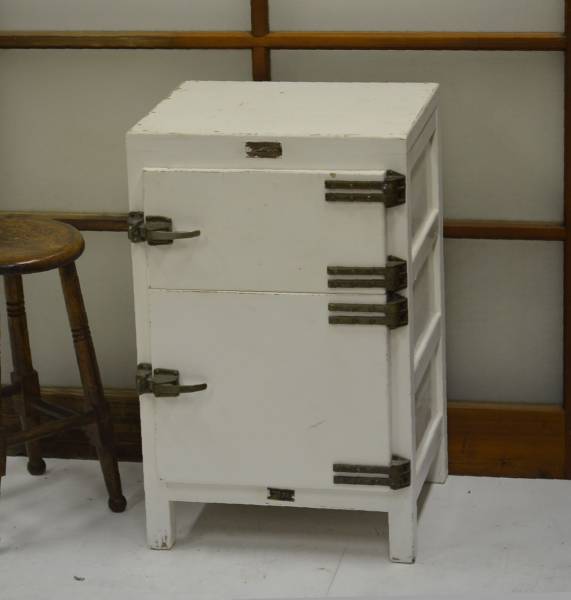 昭和中期 レトロ 白いペンキの木製冷蔵庫（冷蔵箱） Dplus