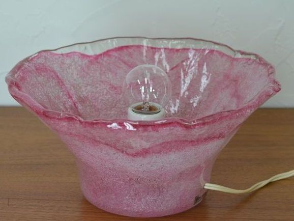 岩田工芸ガラス レトロ照明 ピンクの硝子花テーブルランプ | D-plus-stock